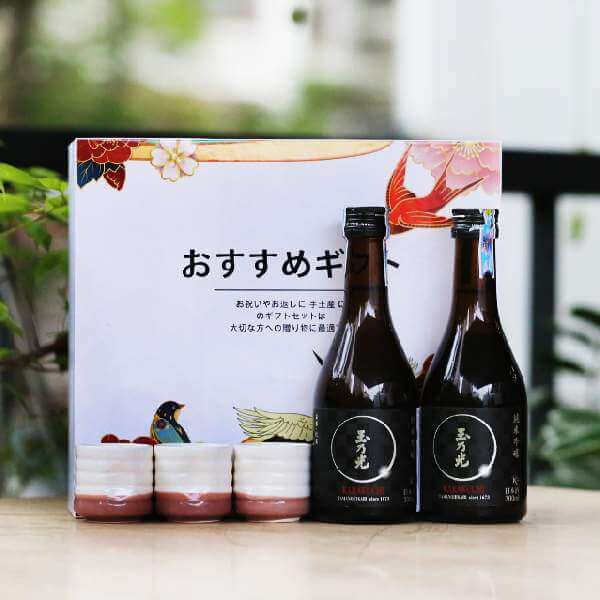 Hộp quà Cánh én sake Junmai Ginjo Karakuchi 300ml + Bộ chén