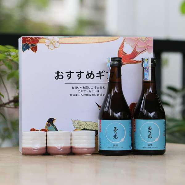 Hộp quà Cánh én sake Junmai Ginjo Shuraku 300ml + Bộ chén