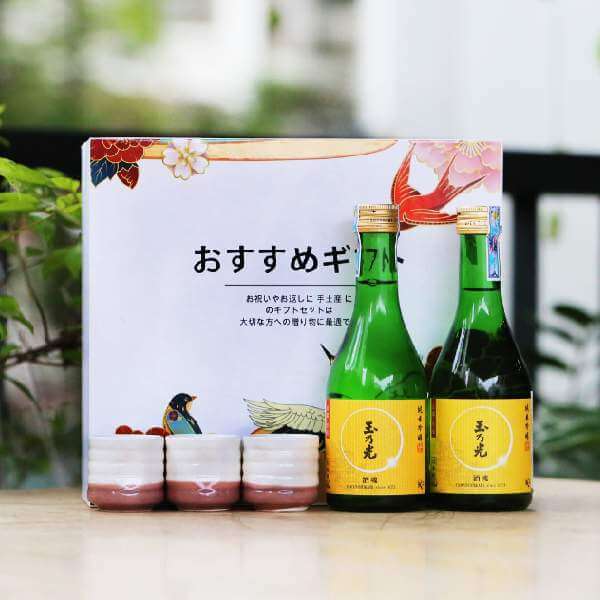 Hộp quà Cánh én sake Tamanohikari Junmai Ginjo Shukon 300ml + Bộ chén