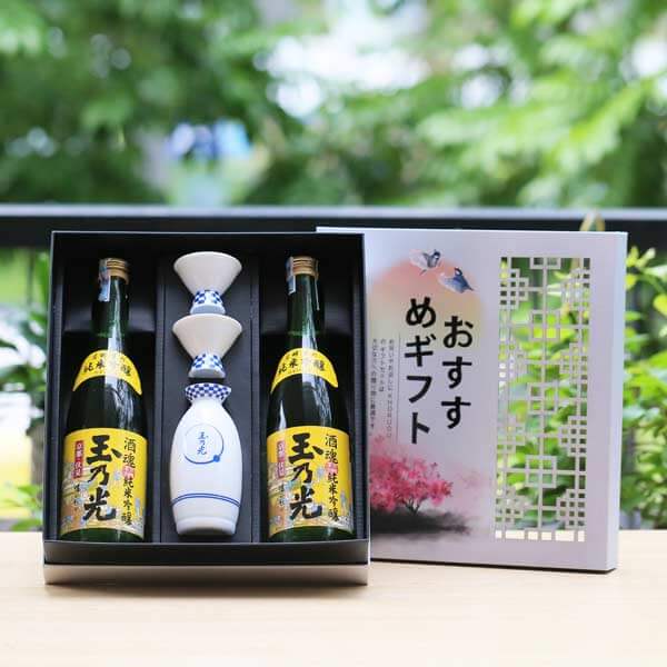 Hộp quà sake Tamanohikari Junmai Ginjo Shukon 720ml + Bộ chén kiểu