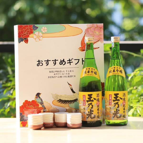 Hộp quà Sake Tamanohikari Junmai Ginjo Shukon 720ml + Bộ chén